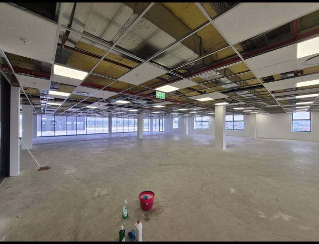 881M² OFFICE TO LET IN GLENADRIENNE EAST